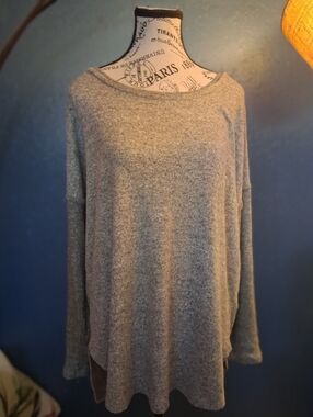 Bobaeu Feathered Grey Top